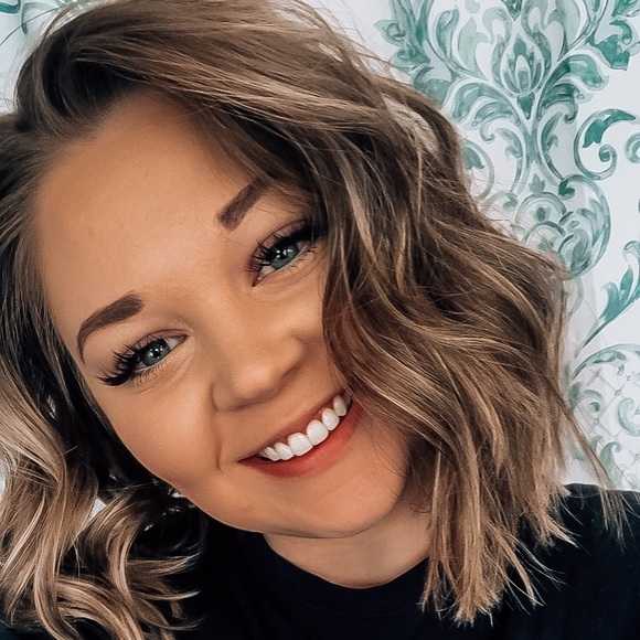 Meet your Posher, Stephanie - Picture 2 of 3